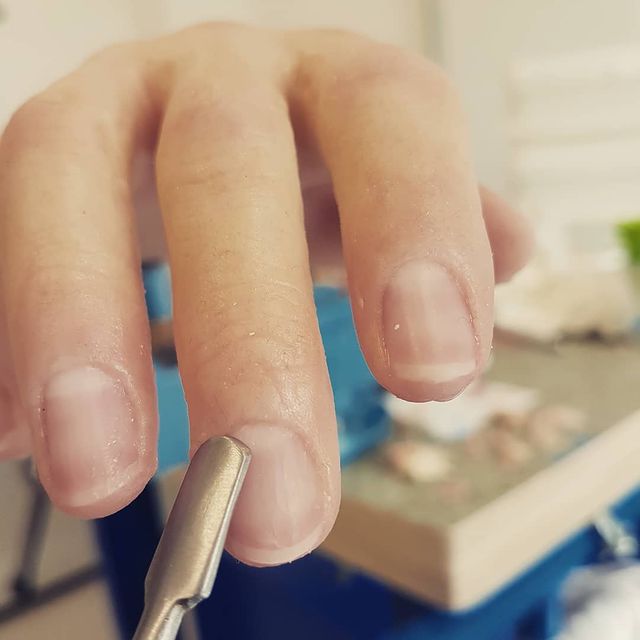Paznokcie wykonane z akryli, idealnie imitują płytkę paznokciową.
